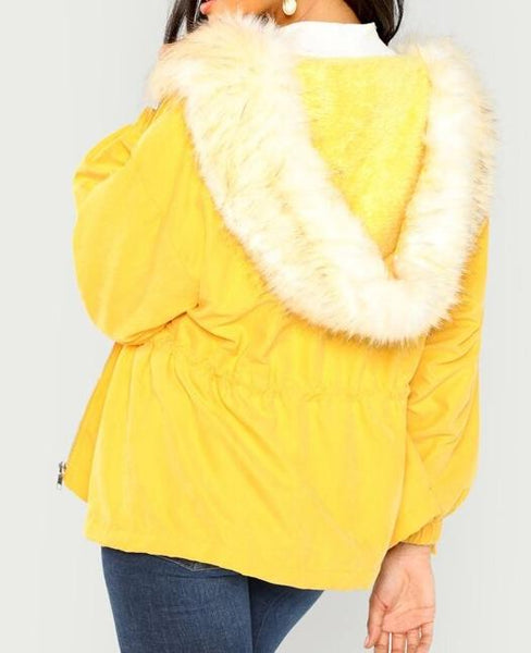 abrigo amarillo con gorro de pelo