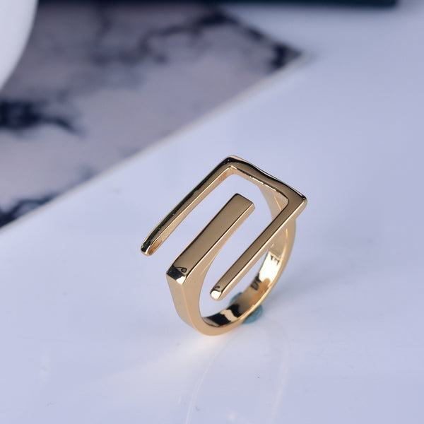 anillo dorado con forma