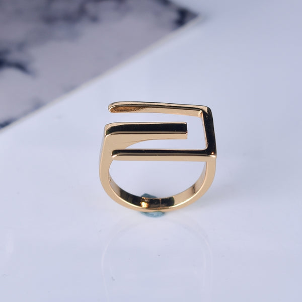 anillo dorado con forma