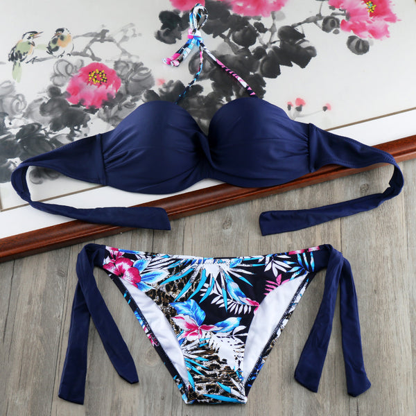 bikini azul con aro y flores