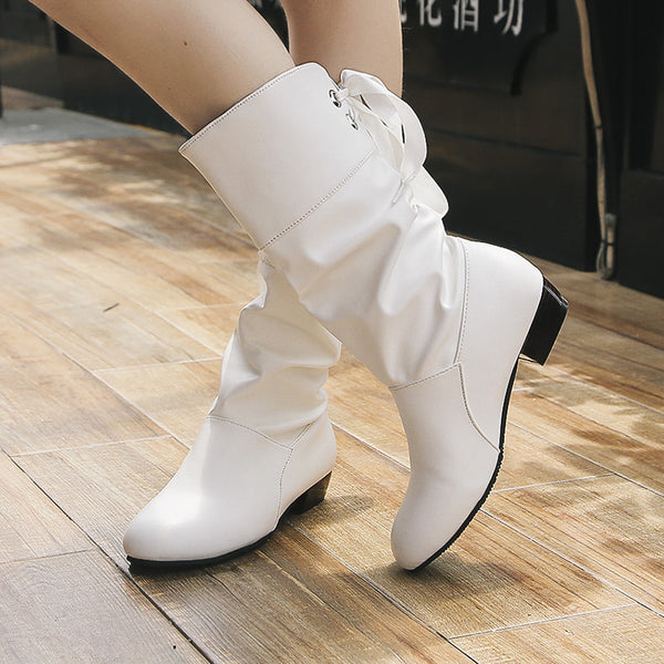 botas blancas con lazos