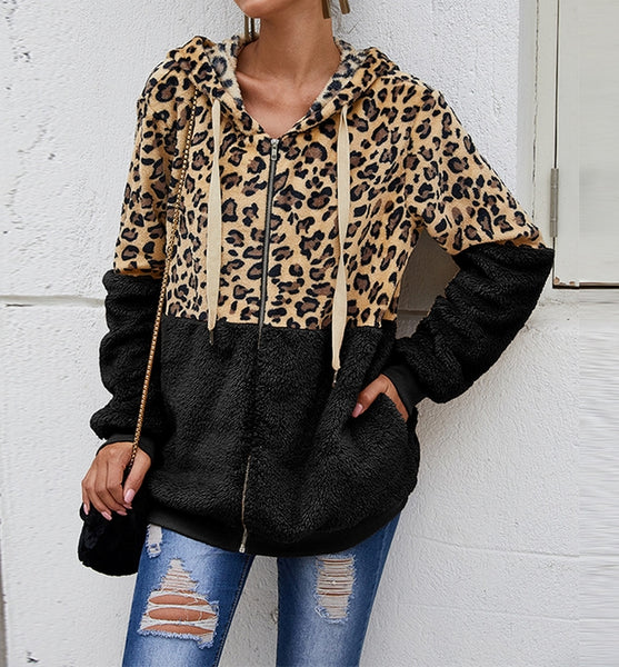 chaqueta negra de pelo leopardo