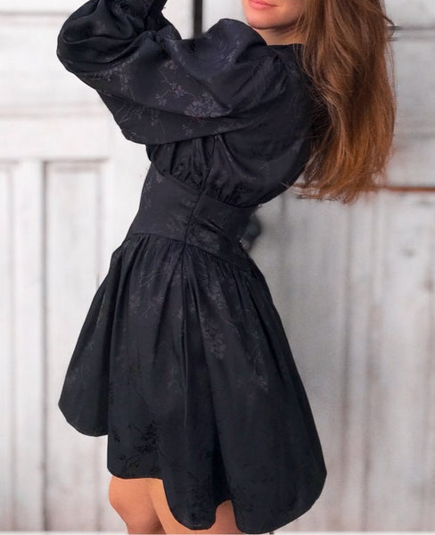 vestido negro entallado manga