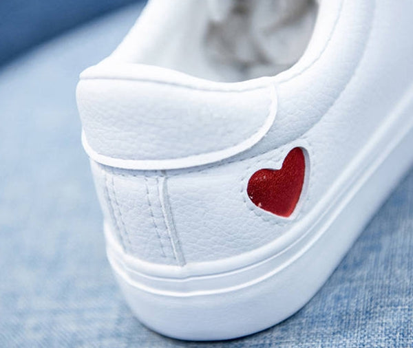 zapatillas deportivas blancas corazon