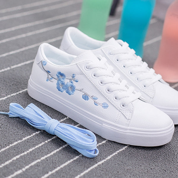 zapatillas deportivas blancas flores