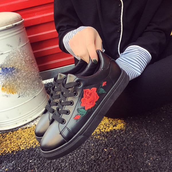 zapatillas deportivas flores rojas