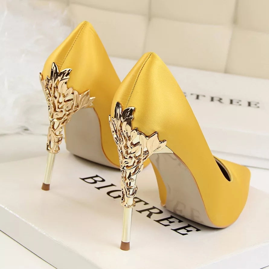 zapatos tacon dorado decorado 